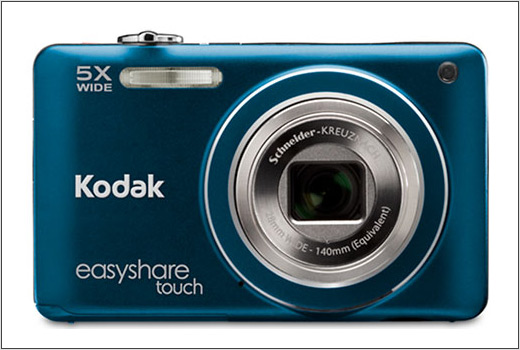 Kodak представляет Easyshare M5370 - 5x-кратный компакт с сенсорным экраном Kodak выпустила три камеры, одна из которых Easyshare Touch M5370; 16MP сенсорный компакт с 5x кратным zoom. Он имеет 28-140mm в эквиваленте объектив и следует направлению Samsung по использованию MicroSD карт. Компания также создала Z5010, 14MP 21x кратный (25-525mm в экв.) супер zoom, и M5350, которая предлагает аналогичные с M5370 спецификации, но без сенсорного экрана, и берет полноразмерные SD карты. Kodak представляет цифровую камеру EASYSHARE TOUCH M5370 для простой съемки Новое совершенное универсальное зарядное устройство для литий-ионных батарей для изящного, легкого способа зарядки Лондон, Великобритания, 13 сентября 2011 - Eastman Kodak Company анонсирует следующее поколение цифровых камер KODAK EASYSHARE TOUCH, имеющих новый 16MP сенсор и HD видео, которые дают творческое редактирование, организацию и использование с простого прикосновения. Улучшенная камера EASYSHARE TOUCH облегчает рассылку фото с инновационной и эксклюзивной кнопкой Share от Kodak, тогда как отзывчивый сенсорный экран позволяет легко скользить по снимкам. При подключении к персональному компьютеру, выбранные фото автоматически загрузятся на сайты, подобные FACEBOOK и КОDAK Gallery или могут быть отосланы через e-mail. Усовершенствованная кнопка Share App разработана на успехе кнопки КОDАК Share, позволяя миллионам людей легко рассылать и передавать свои любимые изображения. Маркировка Лица позволяет Вам стать еще более организованным, давая Вам загружать свои изображения на FACEBOOK с уже отмеченными друзьями. “Камера EASYSHARE TOUCH предлагает семейство ‘Chief Memory Officer’ великолепных 16MP снимков или 720 HD видео, которые можно рассылать всего с одного нажатия,” - сказал Фил Скотт, Вице Президент Kodak. – “Камера EASYSHARE TOUCH имеет полностью новый компактный и яркий дизайн с интуитивным сенсорным экраном и множеством дополнительных характеристик. Эти опции позволяют без усилий подключать экран для съемки или добавлять эффекты, подобно смазыванию фона и цветовым пятнам с сенсорного экрана”. Камера EASYSHARE TOUCH имеет возможность Умного Захвата от Kodak, которая автоматически делает установки камеры, базируясь на вашей сцене, тогда как Опознавание Лица опознает и организует снимки ваших друзей. Специальные съемочные режимы, подобные эффектам пленки KODAK, фото автомат и свыше 20 сценических режимов дают вашим снимкам творческую силу, тогда как 5х кратный широко-угольный SCHNEIDER KREUZNACH объектив облегчает съемку исключительных кадров с расстояния. Доступная этой осенью камера EASYSHARE TOUCH выходит в серебряном, синем, розовом и красном. Новое совершенное универсальное зарядное устройство для литий-ионной батареи КОDАК Дополнительно к выпуску EASYSHARE Touch представлена самая последняя инновация в зарядных устройствах – Совершенное Универсальное Зарядное устройство для Литий-Ионной батареи Kodak. Независимо в комнате отеля, аэропорту или дома, это – умный способ подготовить устройство к работе – никаких вопросов к марке камеры. Она имеет инновационную технологию контактных пружин Kodak и предлагает легкую, беспроблемную зарядку. Также включен USB адаптер для дополнительных устройств.